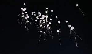 Gökyüzüne pembe balon bıraktılar